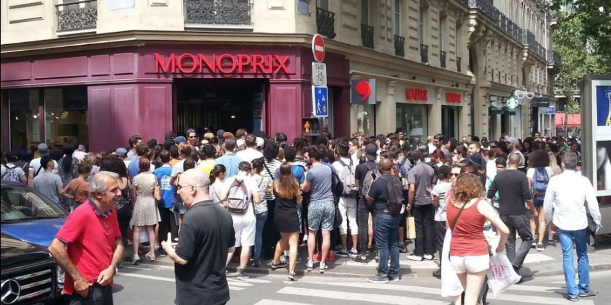 La foule devant le Monoprix de Saint Michel le jour de la remise des goodies Pokemon Go